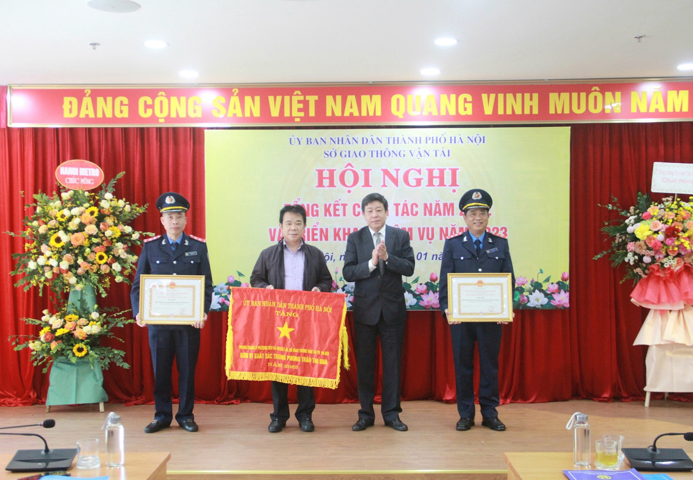 Phó Chủ tịch UBND thành phố Dương Đức Tuấn trao tặng thưởng của UBND thành phố cho đại diện các đơn vị có thành tích xuất sắc của Sở GTVT năm 2022. Phó Chủ tịch UBND thành phố Dương Đức Tuấn trao tặng thưởng của UBND thành phố cho đại diện các đơn vị có thành tích xuất sắc của Sở GTVT năm 2022.