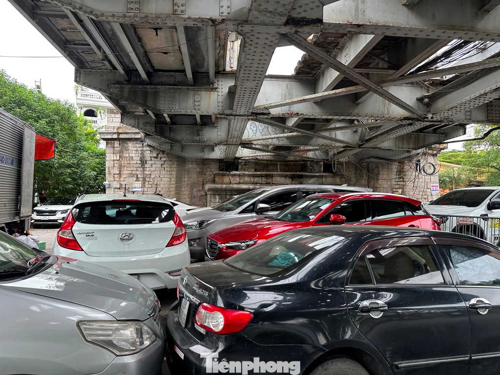 Ô tô gửi trông giữ đỗ "ken" đặc gầm cầu Long Biên đoạn đi qua phố Trần Quang Khải, quận Hoàn Kiếm. Ô tô gửi trông giữ đỗ "ken" đặc gầm cầu Long Biên đoạn đi qua phố Trần Quang Khải, quận Hoàn Kiếm.