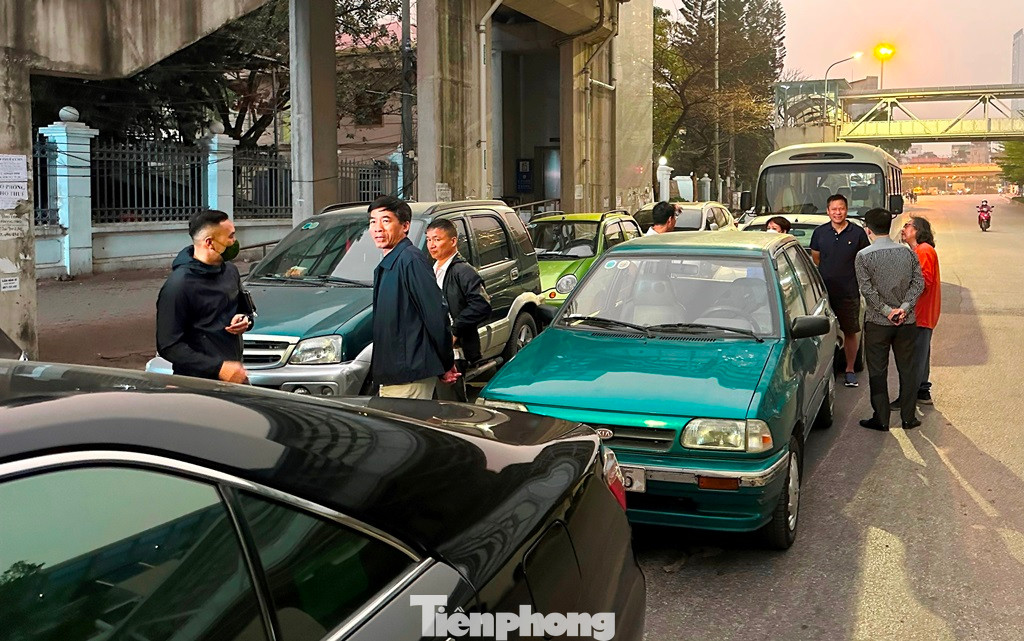 Khi đèn đường phố bật sáng, phương tiện trên đường giảm bớt, các chủ phương tiện đã từ xe xuống đường để thăm hỏi, động viên nhau cùng "thức đêm". Khi đèn đường phố bật sáng, phương tiện trên đường giảm bớt, các chủ phương tiện đã từ xe xuống đường để thăm hỏi, động viên nhau cùng "thức đêm".