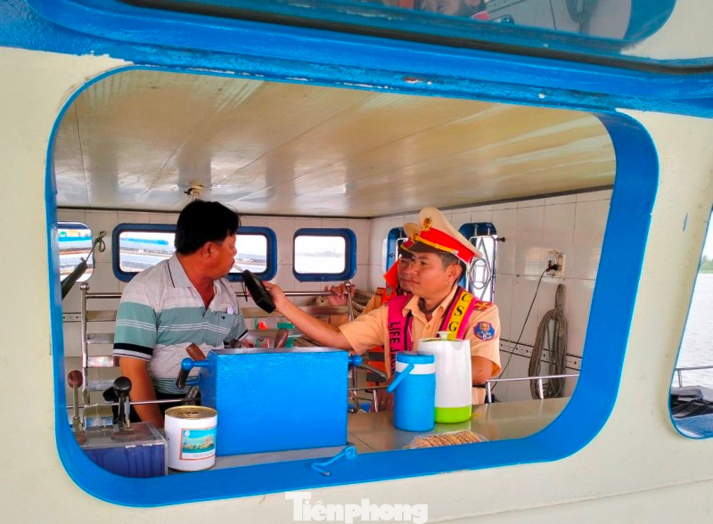 Trên các tuyến sông Lô, sông Đuống trong 2 tuần qua CSGT đường thủy tại các tỉnh thành cũng đồng loạt kiểm tra nồng độ cồn đối với lái tàu. Sau hơn nửa tháng triển khai, CSGT tại các tỉnh thành trên cả nước đã phát hiện, xử lý gần 100 trường hợp lái tàu vi phạm nồng độ cồn.
