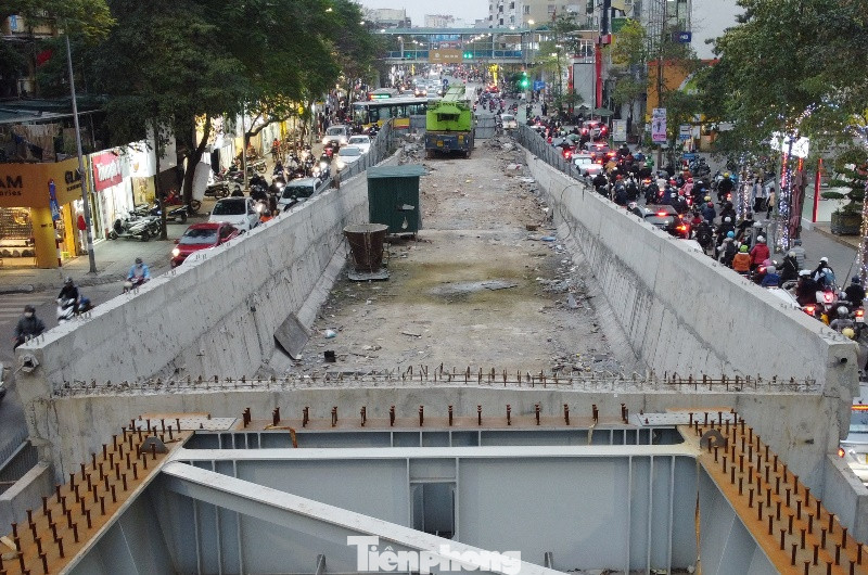 Phần giáp nối giữa dầm cầu vượt thép và tường đường dẫn bê tông lên cầu vượt.