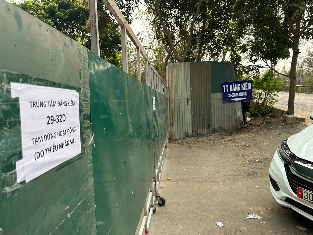 Mặc dù có nhiều xe xếp hàng chờ từ sớm nhưng sáng nay (6/3) Trung tâm đăng kiểm 29-32D tạm dừng hoạt động. Ảnh: Anh Trọng Mặc dù có nhiều xe xếp hàng chờ từ sớm nhưng sáng nay (6/3) Trung tâm đăng kiểm 29-32D tạm dừng hoạt động. Ảnh: Anh Trọng