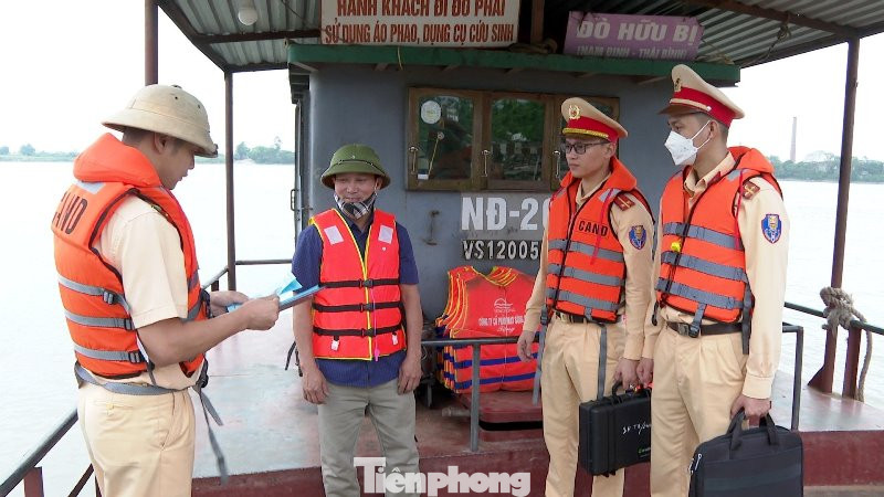 Cụ thể vào chiều ngày 25/4, trên sông Hồng đoạn thuộc địa phận xã Việt Hùng (huyện Vũ Thư, tỉnh Thái Bình), tổ tuần tra kiểm soát của Đội CSGT đường thủy Thái Bình đã tiến hành kiểm tra nồng độ cồn nhiều tàu thuyền qua lại, trong đó có thuyền chở hàng BKS NĐ-2781.