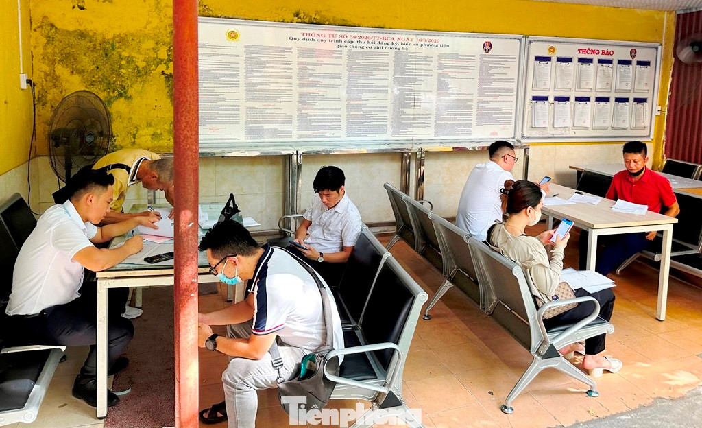 Tại Cơ sở đăng ký xe số 3, đóng tại số 2 Nguyễn Khuyến, Hà Đông, thời điểm 7h sáng 24/7, chưa đến giờ làm việc chính thức nhưng lượng người đến các bàn làm thủ tục đã rất nhiều.