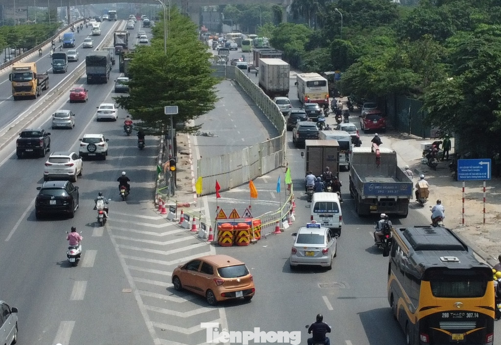 Sáng nay, khi thấy nút giao Mai Dịch dưới thấp ùn tắc, nhiều xe ô tô đã đè vạch liền, rẽ trái để đi lên cầu vượt bê tông hiện có.