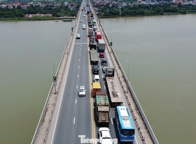 Ùn tắc kéo dài cả cây số trên cầu Thăng Long chiều nội thành đi sân bay Nội Bài trong sáng và trưa nay. Ùn tắc kéo dài cả cây số trên cầu Thăng Long chiều nội thành đi sân bay Nội Bài trong sáng và trưa nay.