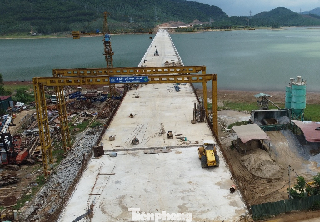 Trao đổi với PV Tiền Phong, ông Phạm Văn Duyệt - Tổng Cty Vinaconex đại diện liên danh nhà thầu thi công cầu cho biết, sau hơn gần 2 năm khởi công, đến nay cầu qua hồ Yên Mỹ đã thi công xong các hạng mục chính.