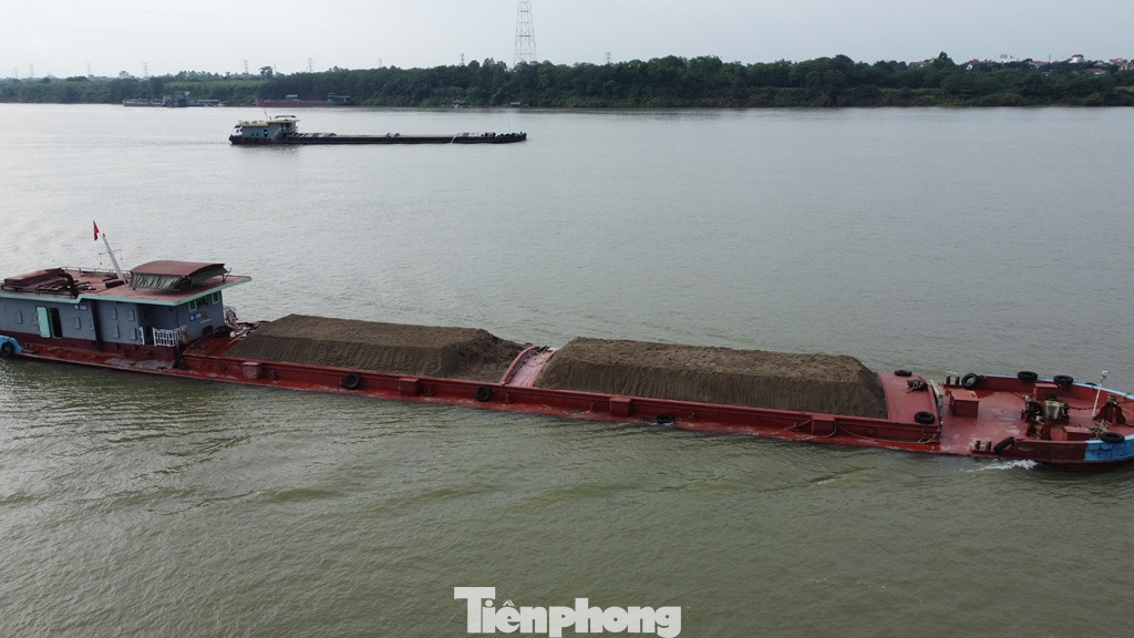 Chỉ đạo của lãnh đạo Phòng CSGT Hà Nội đưa ra ngày 11/5 - ngay sau khi báo Tiền Phong có các bài phản ánh về nhiều tàu thuyền chở cát xây dựng cao có ngọn, chìm cả mớn nước an toàn (quá tải) như thế này lưu thông trên sông Hà Nội.