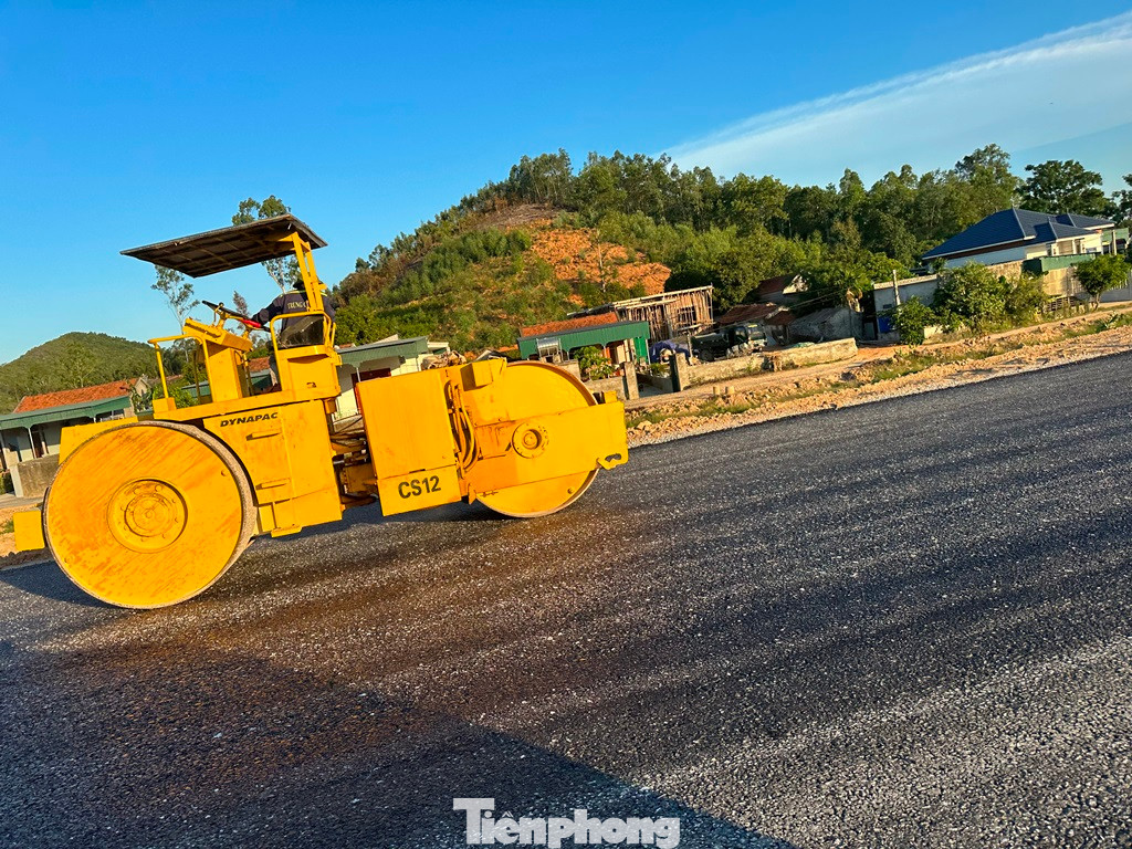 Theo Ban Quản lý dự án giao thông 6, Bộ GTVT (chủ đầu tư), khó khăn lớn nhất của dự án là khâu giải phóng mặt bằng và xử lý nền đất yếu, đến ngày 7/7 vừa qua hộ dân cuối cùng ở huyện Diễn Châu mới bàn giao mặt bằng, từ đó mới giúp dự án thi công nước rút toàn tuyến và có kế hoạch thông xe vào dịp 2/9. Theo Ban Quản lý dự án giao thông 6, Bộ GTVT (chủ đầu tư), khó khăn lớn nhất của dự án là khâu giải phóng mặt bằng và xử lý nền đất yếu, đến ngày 7/7 vừa qua hộ dân cuối cùng ở huyện Diễn Châu mới bàn giao mặt bằng, từ đó mới giúp dự án thi công nước rút toàn tuyến và có kế hoạch thông xe vào dịp 2/9.