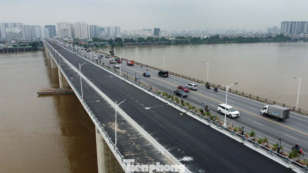 Hiện, mặt cầu đã được thảm rộng 4 làn xe, trong đó 3 làn xe ô tô, 1 làn xe hỗn hợp có dải phân cách cứng.