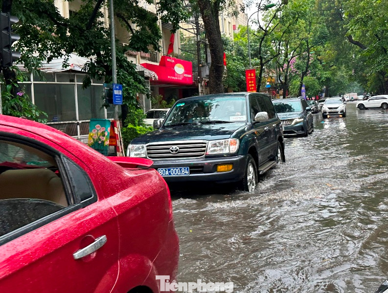Để qua được nút giao Lý Thường Kiệt - Phan Bội Châu thời điểm từ 9 đến 10h chỉ có xe ô tô gầm cao mới đi qua được, còn xe máy, ô tô con gầm thấp (se-dan) đi qua sẽ bị chết máy.