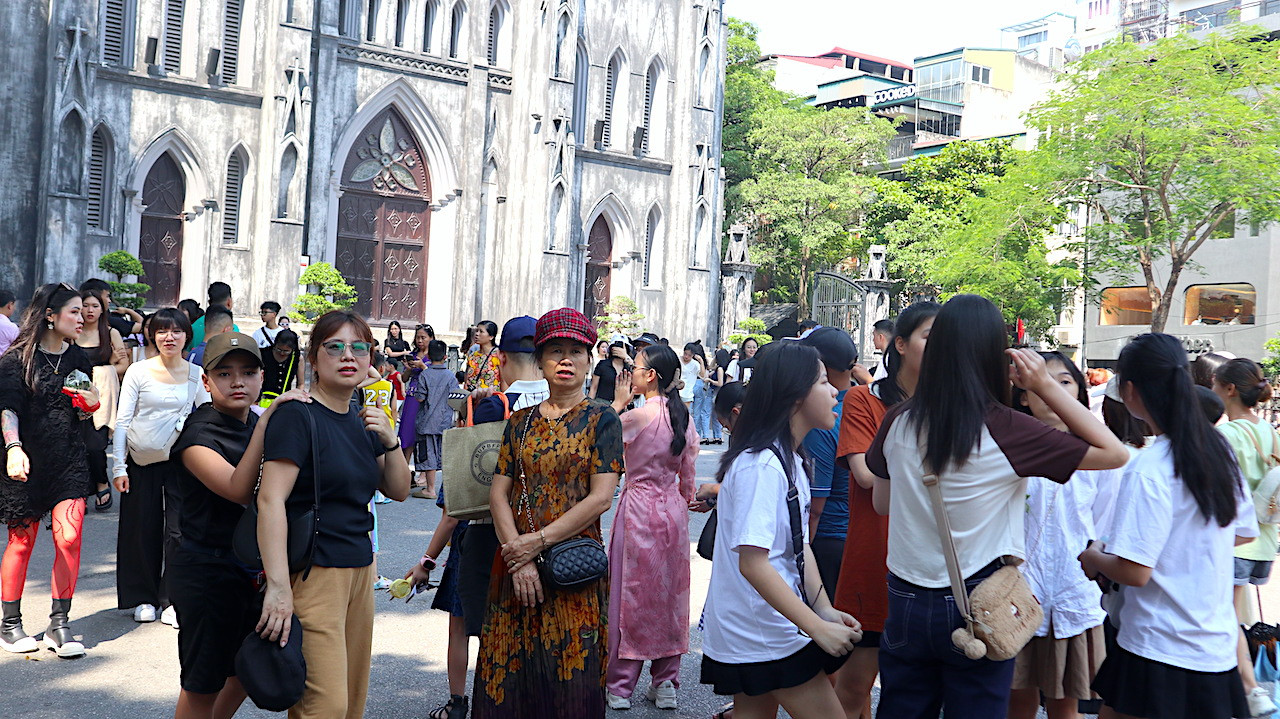 Tại phố Nhà Thờ, người dân cũng tấp nập chụp ảnh lưu giữ khoảnh khắc trong ngày nghỉ lễ dài ngày.