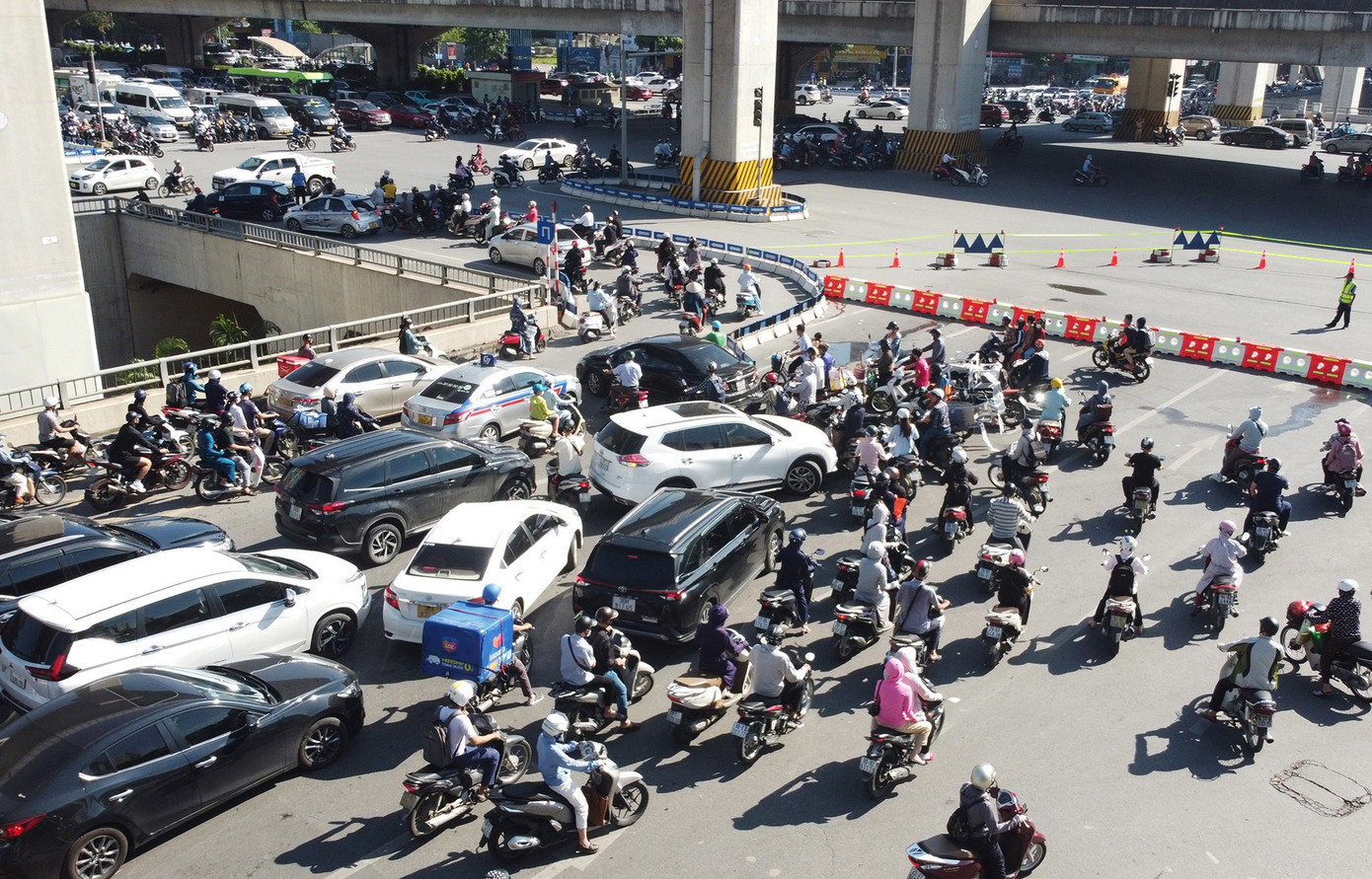 Tuy nhiên giờ cao điểm sáng qua, một phần do là ngày đầu chủ phương tiện chưa nắm bắt rõ, một phần do cách rào đường, tổ chức của đơn vị thi công và đơn vị có chức năng thiếu khoa học, tạo ra hình phễu, dẫn đến nhiều phương tiện vẫn vào giữa nút giao để đi Ngã Tư Sở, Khuất Duy Tiến. Khi vào nút giao và phát hiện đường bị bịt, xe tiến cũng không được, lùi cũng không xong.