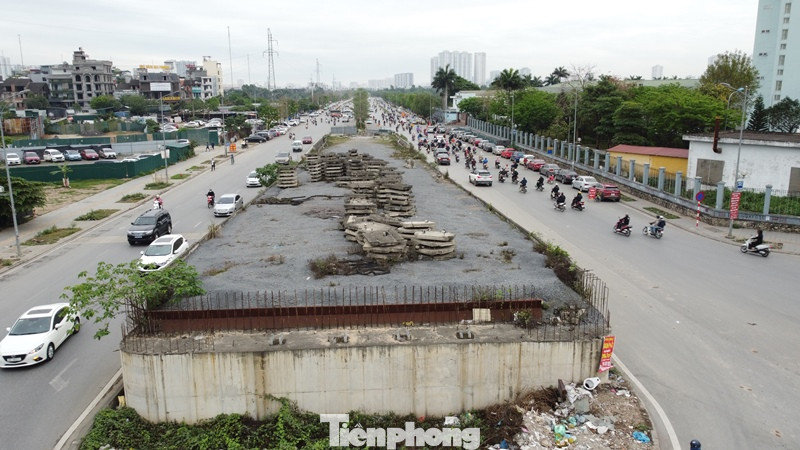 Hiện cầu vượt tại nút giao mới được đơn vị thi công đổ trụ đường dẫn phía Vành đai 3 đi lại, trụ cầu đang nằm giữa đường Chu Văn An nhiều năm nay.