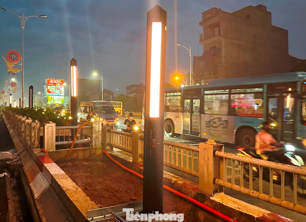 Để tạo ấn tượng và điểm nhấn khác nhau, hệ thống đèn này được lắp đặt ở các vị trí so le, cùng với đó, các cột đèn cũng có độ cao thấp khác nhau để tạo hình sóng nước.