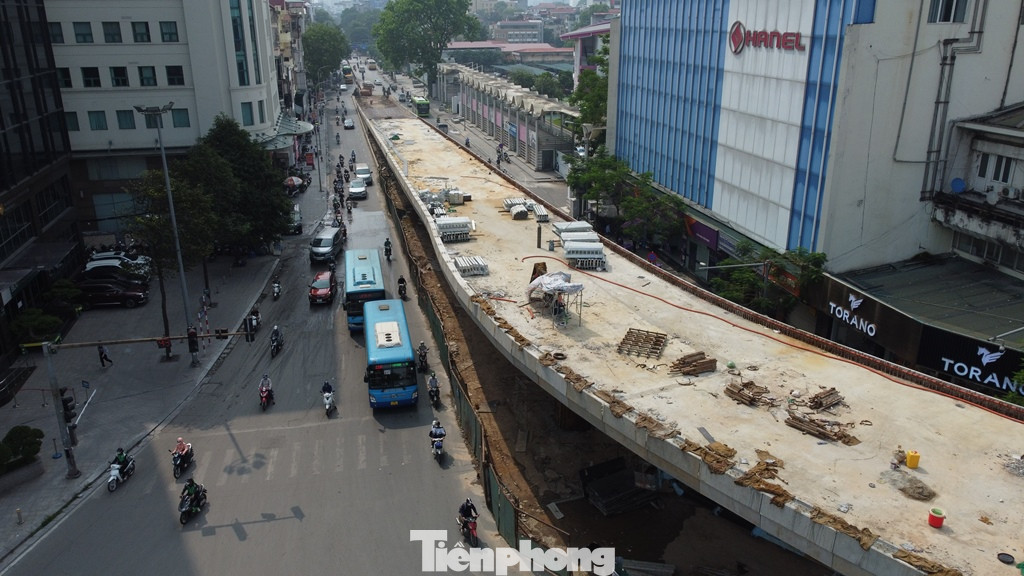 Toàn bộ mặt bằng cầu bên trên đã đổ, xây dựng xong, hiện các nhà thầu đang chuẩn bị thực hiện các hạng mục cuối cùng như làm bờ lan can, thảm nhựa mặt cầu.