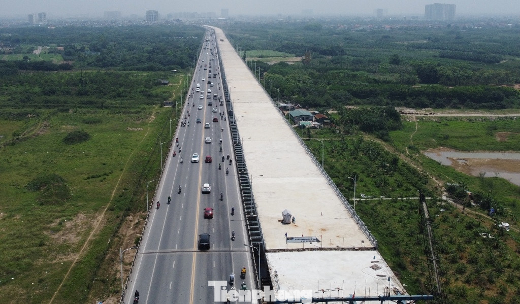 Trao đổi với PV Tiền Phong đại diện Ban QLDA đầu tư xây dựng công trình giao thông Hà Nội (chủ đầu tư) cho biết, hiện dự án đã thi công được trên 85% khối lượng công việc, hình hài cây cầu rộng gấp đôi cầu cũ phía Long Biên đã hiện hình.