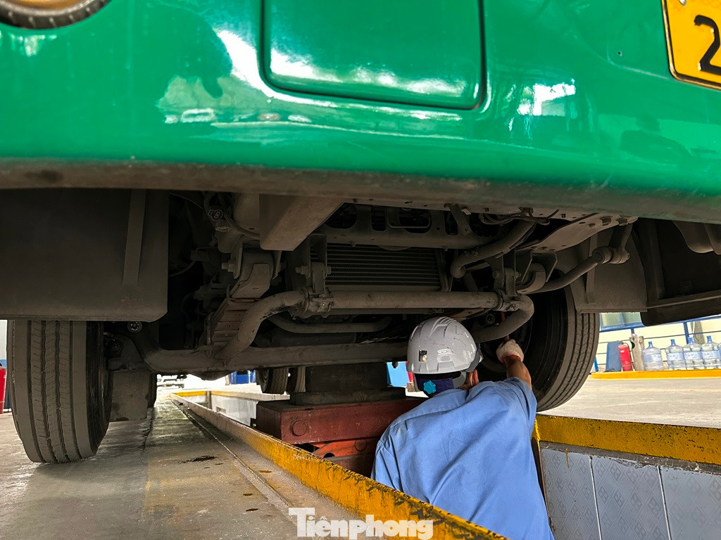 Bên trong các nhân viên vận hành dây chuyền kiểm tra hệ thống an toàn xe.