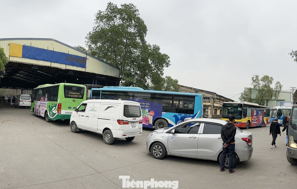 Người dân chờ đăng kiểm xe tại một Trung tâm đăng kiểm ở Hà Nội. Người dân chờ đăng kiểm xe tại một Trung tâm đăng kiểm ở Hà Nội.