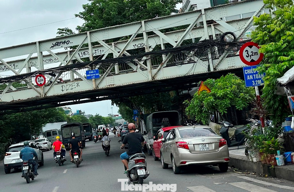 Gầm cầu Long Biên đoạn giáp ga Long Biên cũng đang trở thành bãi xe ô tô cả trên vỉa hè và lòng đường. Gầm cầu Long Biên đoạn giáp ga Long Biên cũng đang trở thành bãi xe ô tô cả trên vỉa hè và lòng đường.