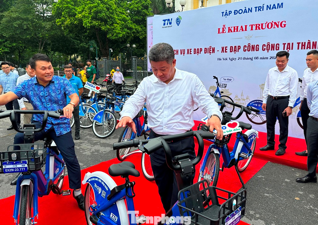 Phó Chủ tịch UBND thành phố Hà Nội Nguyễn Mạnh Quyền kiểm tra, xem xe đạp công cộng tại điểm phục vụ trước Nhà hát lớn.