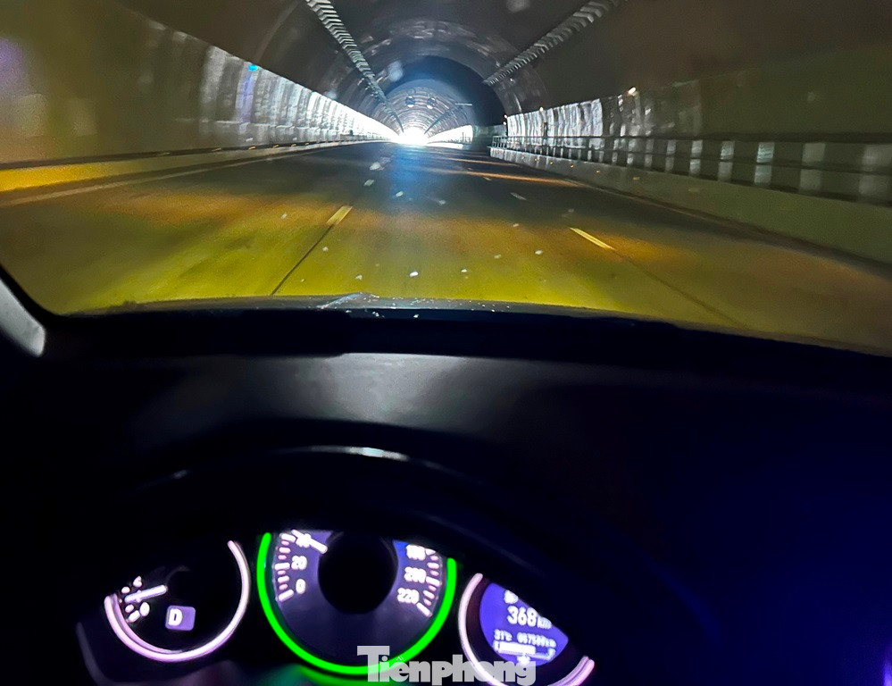 Phương tiện đi vào hầm phải bật đèn pha nhưng vẫn không đủ ánh sáng để nhìn xa, đành đi chậm nhiều so với tốc độ cho phép để đảm bảo an toàn.