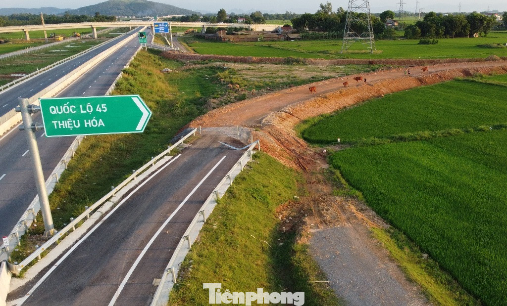 Theo ghi nhận, nút giao đã được UBND Thanh Hóa cho thi công cả năm nay nhưng tiến độ thi công rất chậm, công trường thường vắng công nhân, máy móc thi công, đường dự án hiện nay nhiều đoạn chỉ để thả bò.
