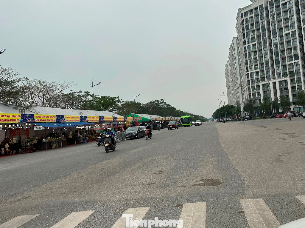 Đường Mai Chí Thọ dài gần 2 km, rộng 8 làn xe nhưng phương tiện đi lại đông đúc chỉ diễn ra đoạn qua KĐT Việt Hưng và một số Trung tâm thương mại tại đây, còn lại là đường vắng xe qua lại, bỏ không suốt thời gian qua.