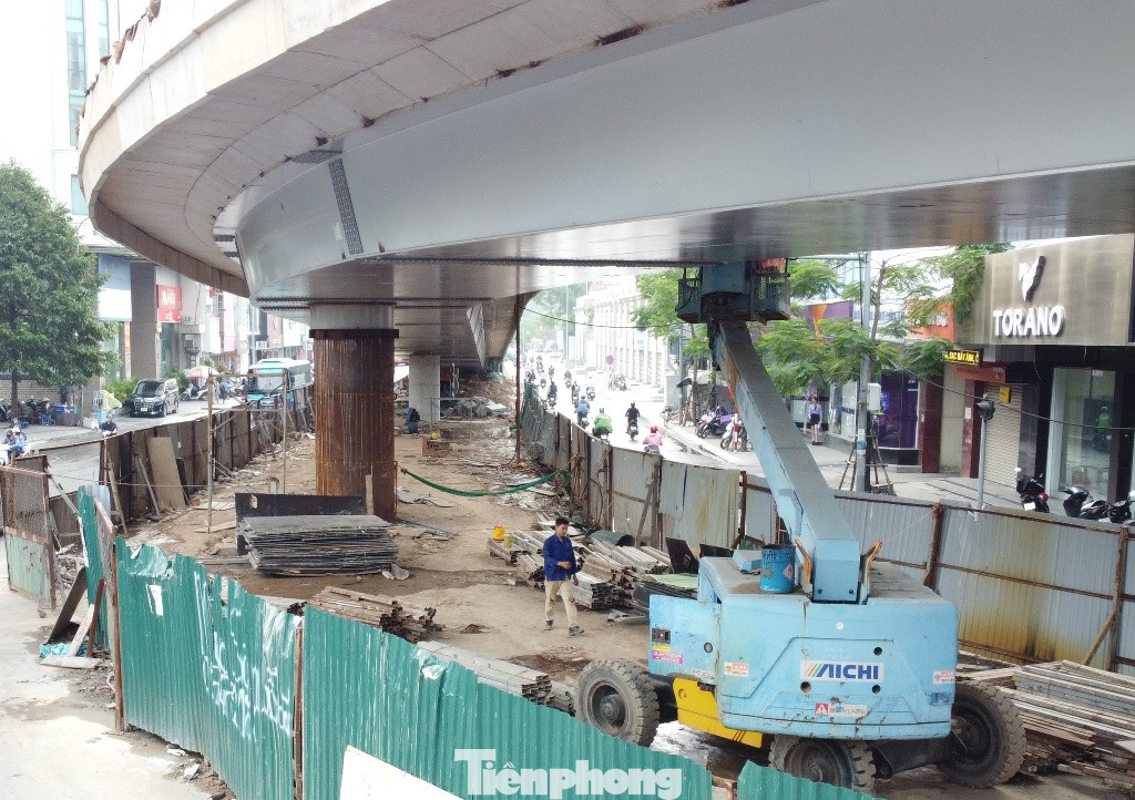 Máy chà xát, sơn phủ bóng đang hoạt động để bảo vệ dầm cầu bên dưới.