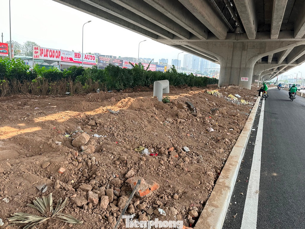 Khi xén, ủi đất ở dải phân cách giữa mở rộng làn đường, thay vì chở đất đi nơi khác đổ, chủ đầu tư và các đơn vị thi công đã đổ đất ngay ở mặt bằng dải phân cách còn lại. Việc này vừa làm hư hỏng cây xanh, vừa gây bụi, mất vệ sinh môi trường. Khi xén, ủi đất ở dải phân cách giữa mở rộng làn đường, thay vì chở đất đi nơi khác đổ, chủ đầu tư và các đơn vị thi công đã đổ đất ngay ở mặt bằng dải phân cách còn lại. Việc này vừa làm hư hỏng cây xanh, vừa gây bụi, mất vệ sinh môi trường.