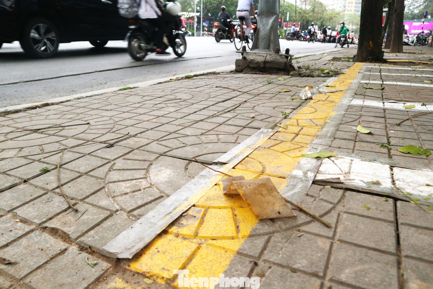 Trạm xe trên đường Nguyễn Chí Thanh còn nguyên băng dính kẻ sơn mà không được sử dụng.