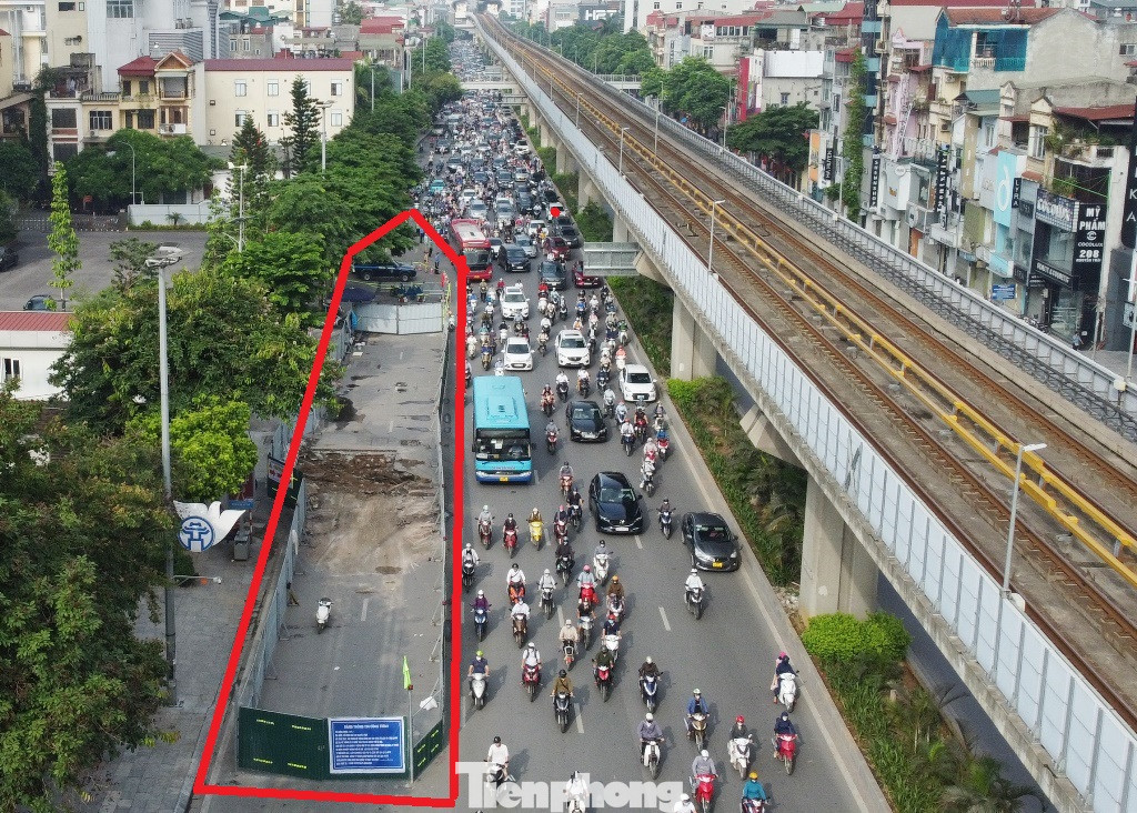 Tuy nhiên, từ ngày 10/6/2023, tuyến đường Nguyễn Trãi lại bị xẻ ra nhiều đoạn để quây rào thi công 8 lô cốt hố ga thuộc dự án xử lý nước thải Yên Xá.