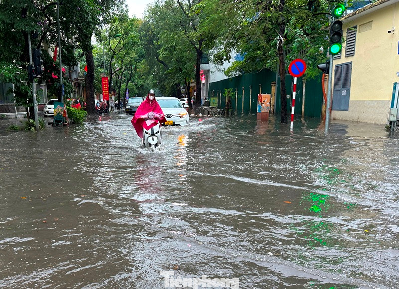 Phố Lý Thường Kiệt đoạn ngập sâu hơn nửa bánh ô tô, xe máy.