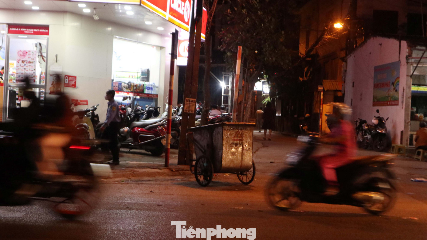 Xe rác được để ngay giữa ngã ba trước nhiều hàng quán đông người qua lại tiềm ẩn nguy cơ cao khuất tầm nhìn, va chạm giao thông giữa người đi đường. Xe rác được để ngay giữa ngã ba trước nhiều hàng quán đông người qua lại tiềm ẩn nguy cơ cao khuất tầm nhìn, va chạm giao thông giữa người đi đường.