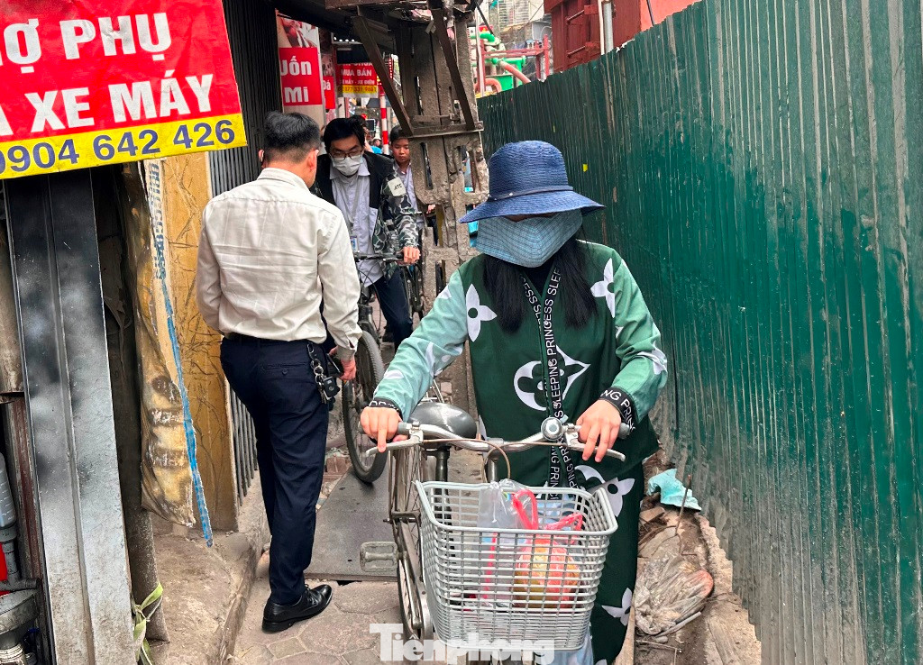 Cả người đi bộ là người đi xe đạp, xe máy đều phải chui, luồn hàng rào công trường, bờ rào phía trên các nhà dân để đi lại.