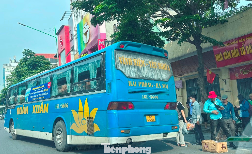 Tuy liên ngành Công an - Sở GTVT Hà Nội đã cấm xe khách chạy Vành đai 3 - bến xe Yên Nghĩa trên đường Nguyễn Trãi khi phân luồng và dựng rào thi công, nhưng sáng 10/6, phóng viên vẫn ghi nhận được nhiều xe khách của nhà xe Đoàn Xuân trong đó có xe 16L-4606 dừng đỗ, bắt trả khách, trả hàng trên đường.