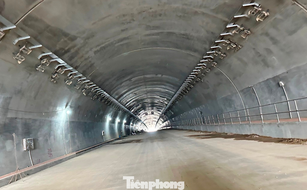 Hầm được thiết kế và xây dựng cho cao tốc hoàn chỉnh cả hai giai đoạn, do vậy mỗi ống hầm có diện tích rộng 14 mét, bao gồm 3 làn xe ô tô (trong khi đường cao tốc hiện chỉ 2 làn), dải đường an toàn, dải đường bảo dưỡng… Hầm được thiết kế và xây dựng cho cao tốc hoàn chỉnh cả hai giai đoạn, do vậy mỗi ống hầm có diện tích rộng 14 mét, bao gồm 3 làn xe ô tô (trong khi đường cao tốc hiện chỉ 2 làn), dải đường an toàn, dải đường bảo dưỡng…