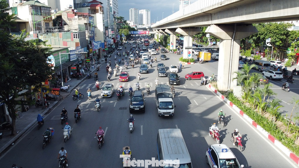 Việc phân làn tách dòng phương tiện ô tô, xe máy có mục tiêu tạo ý thức cho người đi đường, giảm xung đột giao thông, tuy nhiên khi áp dụng ở thực tế, việc này khó thực hiện do mật độ xe trên đường Nguyễn Trãi quá đông. Hơn nữa dải phân cách, biển báo và lốp ô tô dựng làm cột phân làn do nằm ở giữa đường nên thường xuyên bị phương tiện húc gãy đỗ, gây nhếch nhác, phản cảm. Việc phân làn tách dòng phương tiện ô tô, xe máy có mục tiêu tạo ý thức cho người đi đường, giảm xung đột giao thông, tuy nhiên khi áp dụng ở thực tế, việc này khó thực hiện do mật độ xe trên đường Nguyễn Trãi quá đông. Hơn nữa dải phân cách, biển báo và lốp ô tô dựng làm cột phân làn do nằm ở giữa đường nên thường xuyên bị phương tiện húc gãy đỗ, gây nhếch nhác, phản cảm.