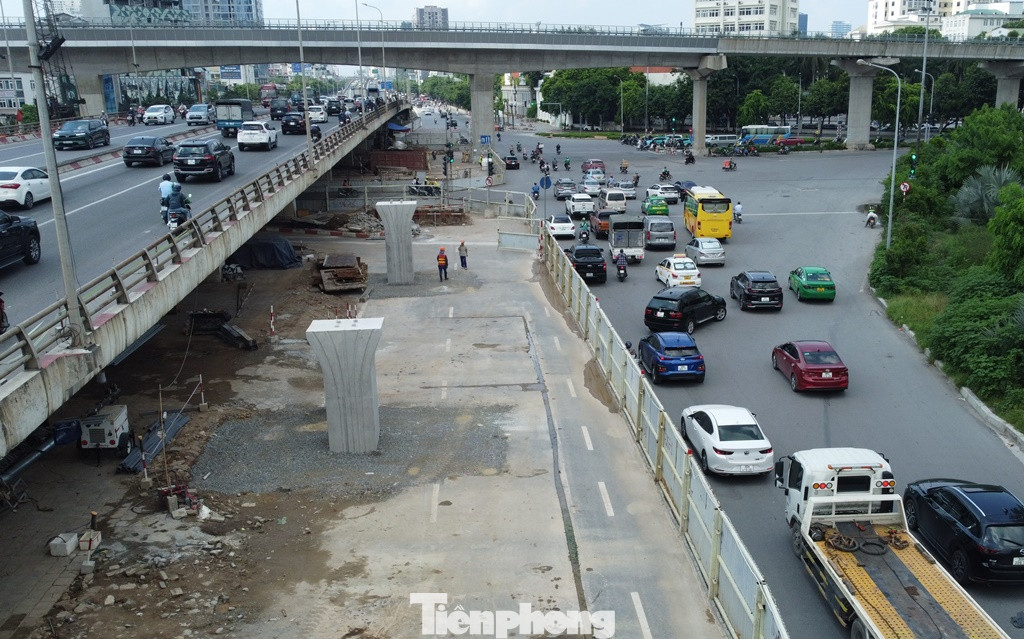 Sau 1 tháng rào đường thi công, hiện giữa nút giao đã có 2 trụ cầu thép được đúc bê tông nhô lên khỏi mặt đất.