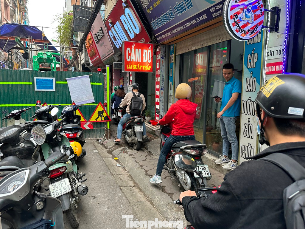 Người dân chỉ được hàng rào công trường trừ lại một phần vỉa hè để vừa đi xe máy, vừa đi bộ, còn ô tô bị chiếm hết lòng đường.