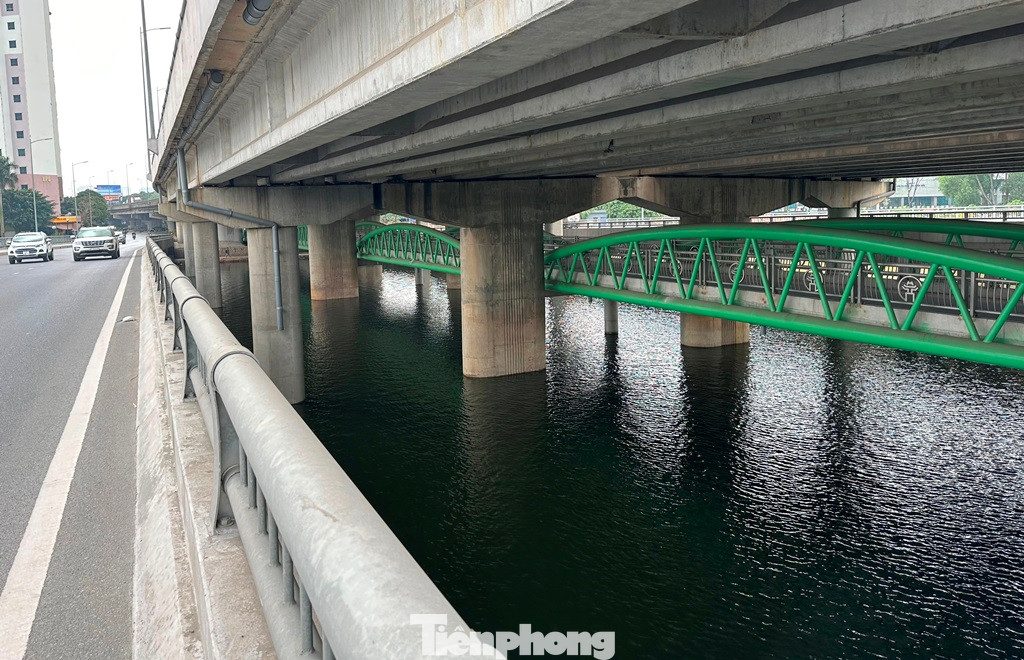 Cầu nằm giữa các trụ cầu của đường Vành đai 3 trên cao vượt Linh Đàm, hai bên cánh gà là 2 làn xe cơ giới đã được xây dựng, thông xe trước vào năm 2020.