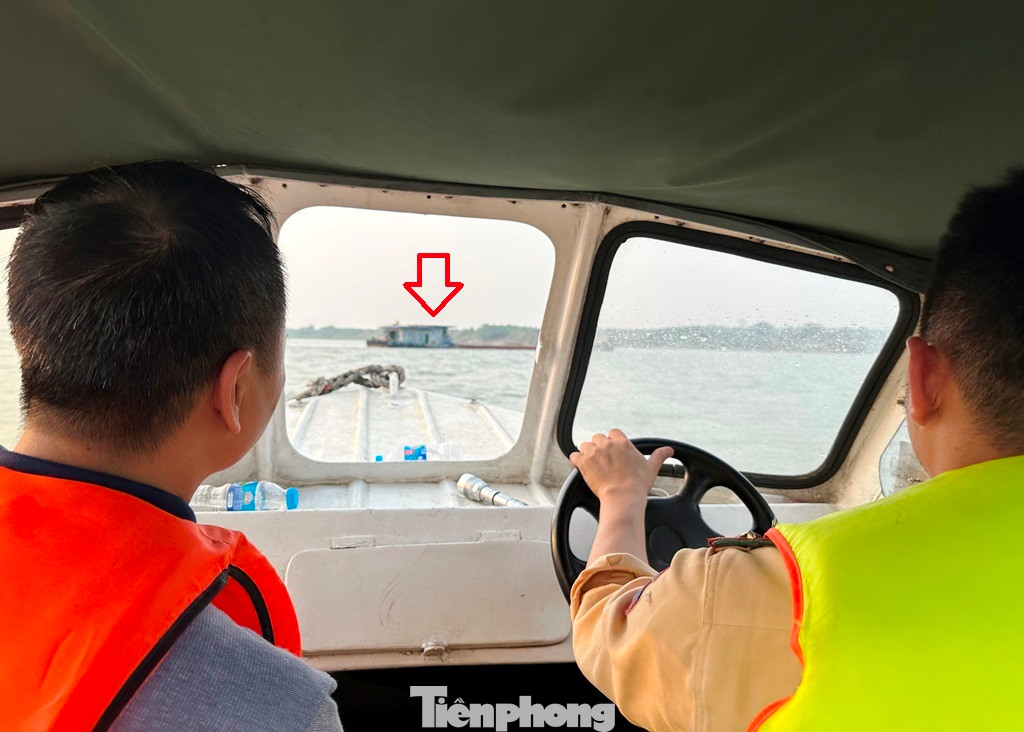 Đội tuần tra tăng cường chiều 19/5, do trung tá Quách Thanh Hội, Đội phó Đội Cảnh sát đường thủy số 1 chỉ huy, phát hiện tàu BN-2032 quay ngang không chạy, lên kiểm tra phát hiện tàu vừa hết đăng kiểm vừa không xuất trình được hóa đơn hàng hóa (cát).