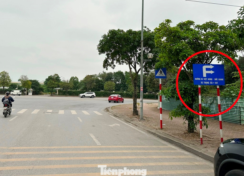 Phố Sài Đồng cũng rộng 6 làn xe, được thành phố Hà Nội đặt tên từ lâu nhưng từ hướng QL5 đi Việt Hưng hay Đức Giang, đến cuối đường phương tiện được hướng dẫn đi sang các tuyến đường khác.