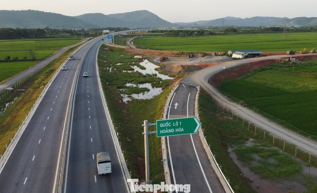 Công trường tại đường dẫn ra hướng QL1 và huyện Hoằng Hóa.