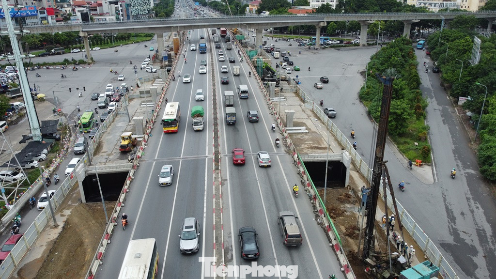 Hiện trường cầu vượt thép tại nút giao Mai Dịch với các trụ cầu 2 bên đã được đúc, đổ.