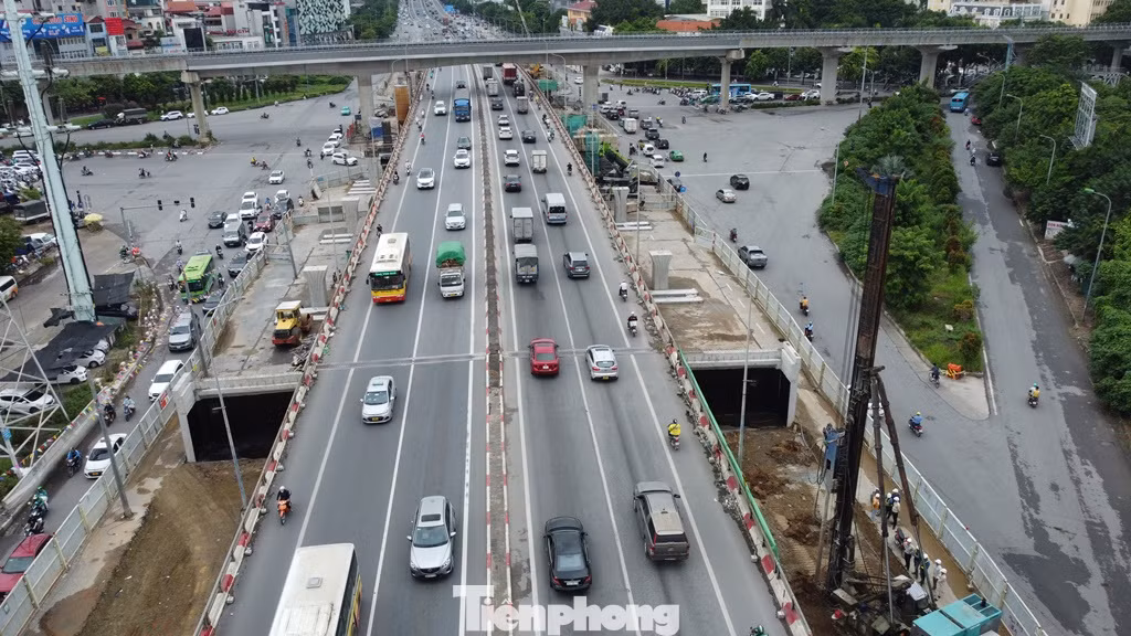 Hiện trường cầu vượt thép tại nút giao Mai Dịch với các trụ cầu 2 bên đã được đúc, đổ. Hiện trường cầu vượt thép tại nút giao Mai Dịch với các trụ cầu 2 bên đã được đúc, đổ.
