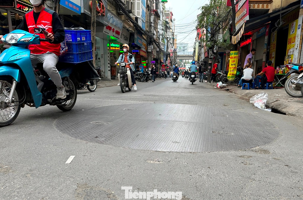 Từ các vị trí đã được khoan thăm dò và đậy tấm sắt lại, trên đường Lương Thế Vinh, dự án sẽ thi công 7 giếng (ga) thu nước, hiện đang thi công 2.