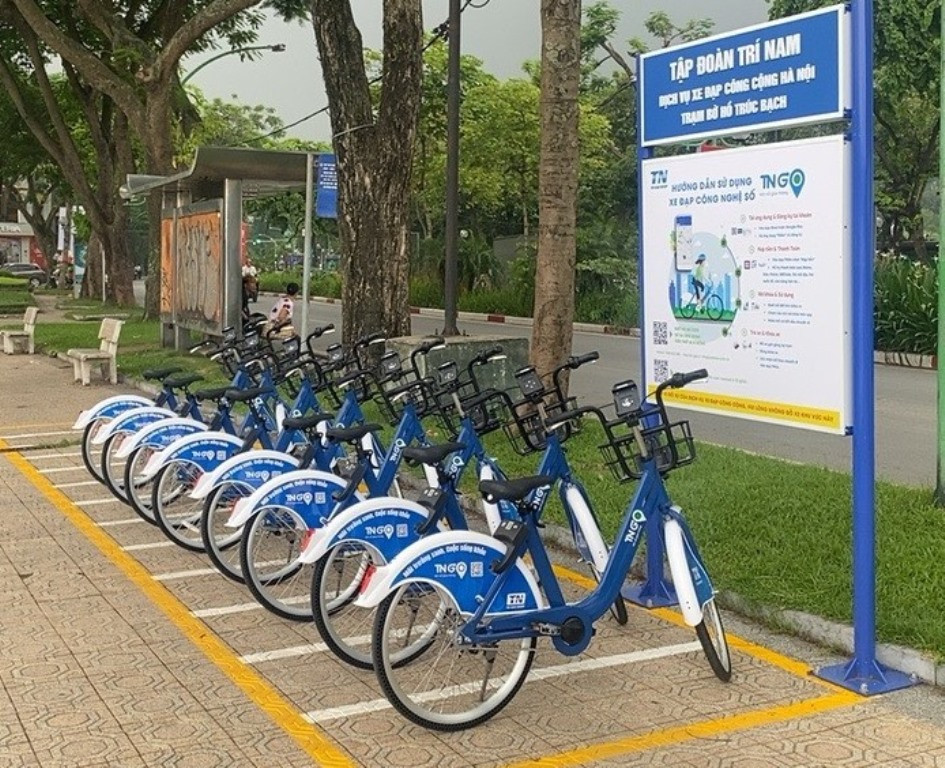 Còn ông Đỗ Bá Dân, Chủ tịch HĐQT Cty Tập đoàn Trí Nam (nhà đầu tư dự án), cho biết, sau hơn 2 năm chuẩn bị kỹ lưỡng, trong đó có xây dựng các điểm dừng đỗ, từ sáng 11/8, xe đạp công cộng Hà Nội bắt đầu xuống đường để chuẩn bị lăn bánh dịp Quốc khánh 2/9. Còn ông Đỗ Bá Dân, Chủ tịch HĐQT Cty Tập đoàn Trí Nam (nhà đầu tư dự án), cho biết, sau hơn 2 năm chuẩn bị kỹ lưỡng, trong đó có xây dựng các điểm dừng đỗ, từ sáng 11/8, xe đạp công cộng Hà Nội bắt đầu xuống đường để chuẩn bị lăn bánh dịp Quốc khánh 2/9.