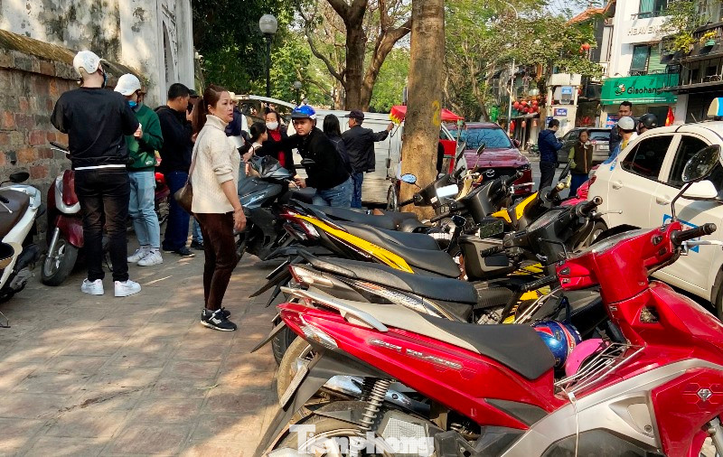 Vỉa hè xung quanh khu di tích Quốc Tử Giám nhan nhản bãi xe lậu chặt chém giá.