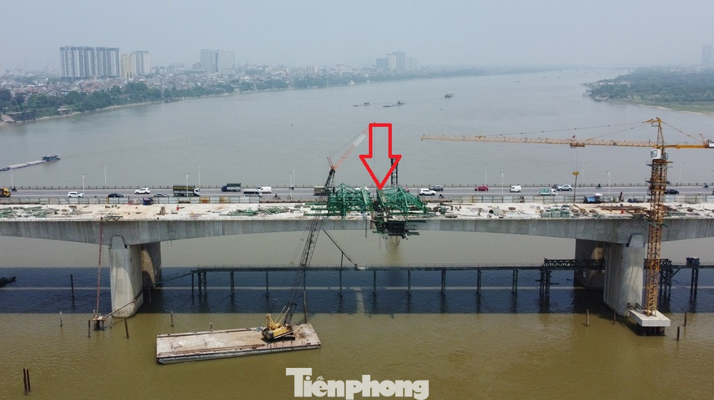 Để thi công các trụ và dầm cầu giữa sông, các đơn vị thi công đã huy động rất nhiều cần cầu, xà lan chuyên dụng, nổi lên mặt nước để cẩu, nâng thiết bị.